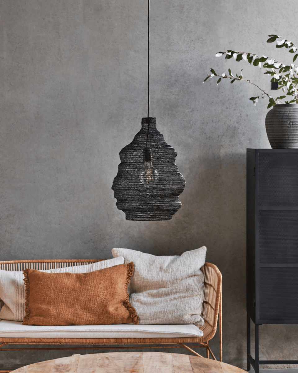 Mesh Ø30 Zwart hanglamp Van House Doctor - Hang de plafondlamp van House Doctor boven de eettafel of keukentafel, in de slaapkamer of in een hoek van de woonkamer voor een prachtig lichteffect.
