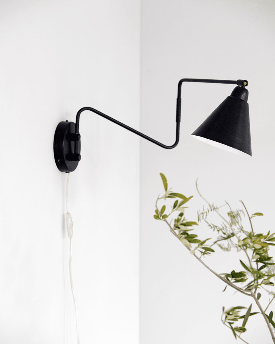 Game 76cm Zwart wandlamp Van House Doctor - Het zwarte metaal geeft de lamp een strak en modern tintje, waardoor hij in de meeste huizen past.