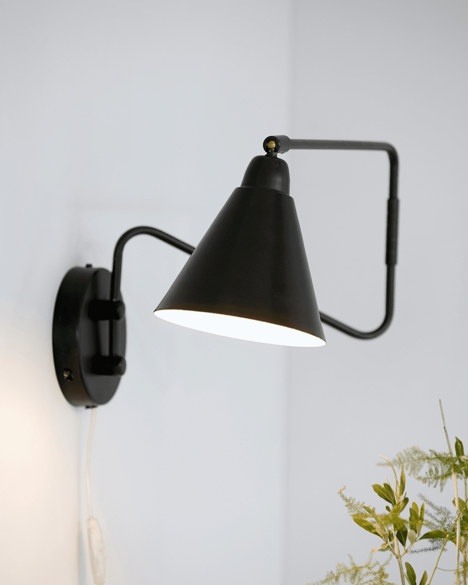 Game 76cm Zwart wandlamp Van House Doctor - Het zwarte metaal geeft de lamp een strak en modern tintje, waardoor hij in de meeste huizen past.