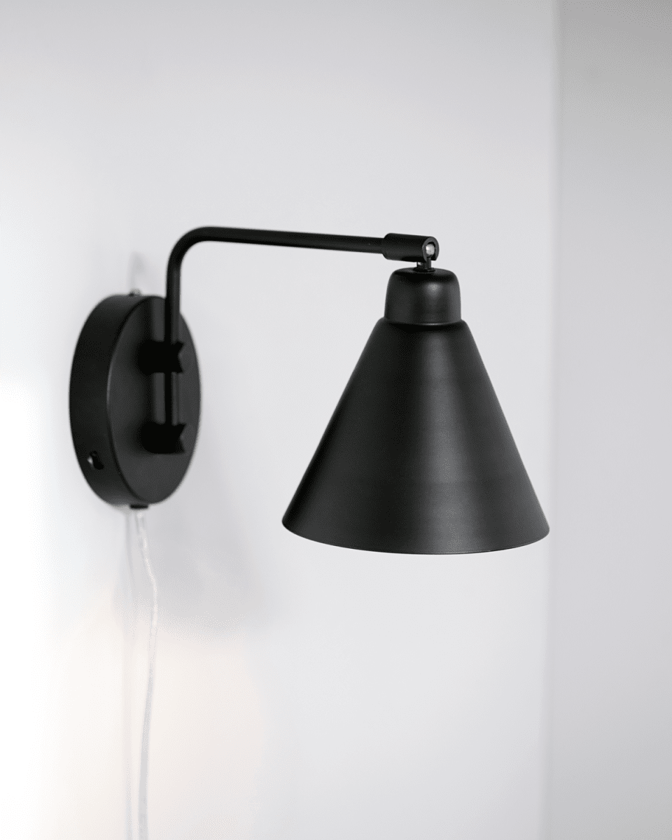 Game 30cm Zwart wandlamp Van House Doctor - Game is een fantastische wandlamp van House Doctor die is ontworpen met een moderne stijl in gedachten.