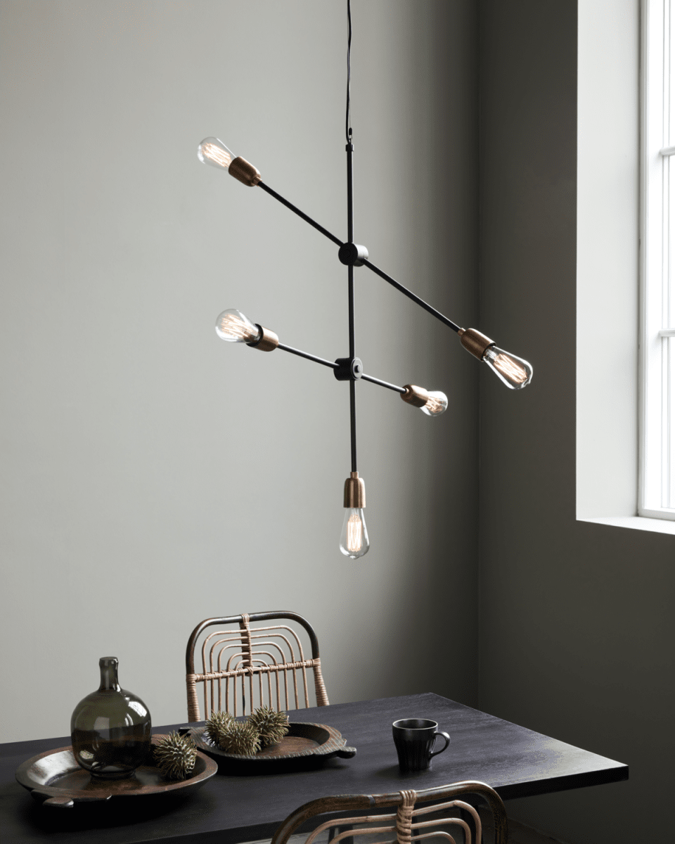 Molecular 68cm Zwart hanglamp Van House Doctor - De prachtige Molecular lamp van House Doctor is een bijna sculpturale lamp die een praktische lichtbron is en tegelijkertijd een vleugje persoonlijkheid toevoegt aan uw huis.