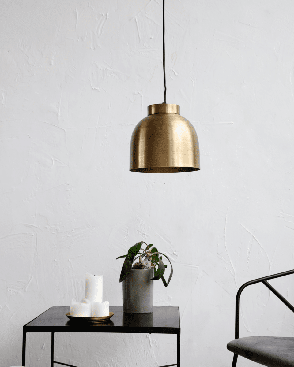 Bowl Ø20 Messing hanglamp Van House Doctor - Hang de lamp boven een kleine eettafel, in de hal of gebruik er een aantal op een rij in de keuken.