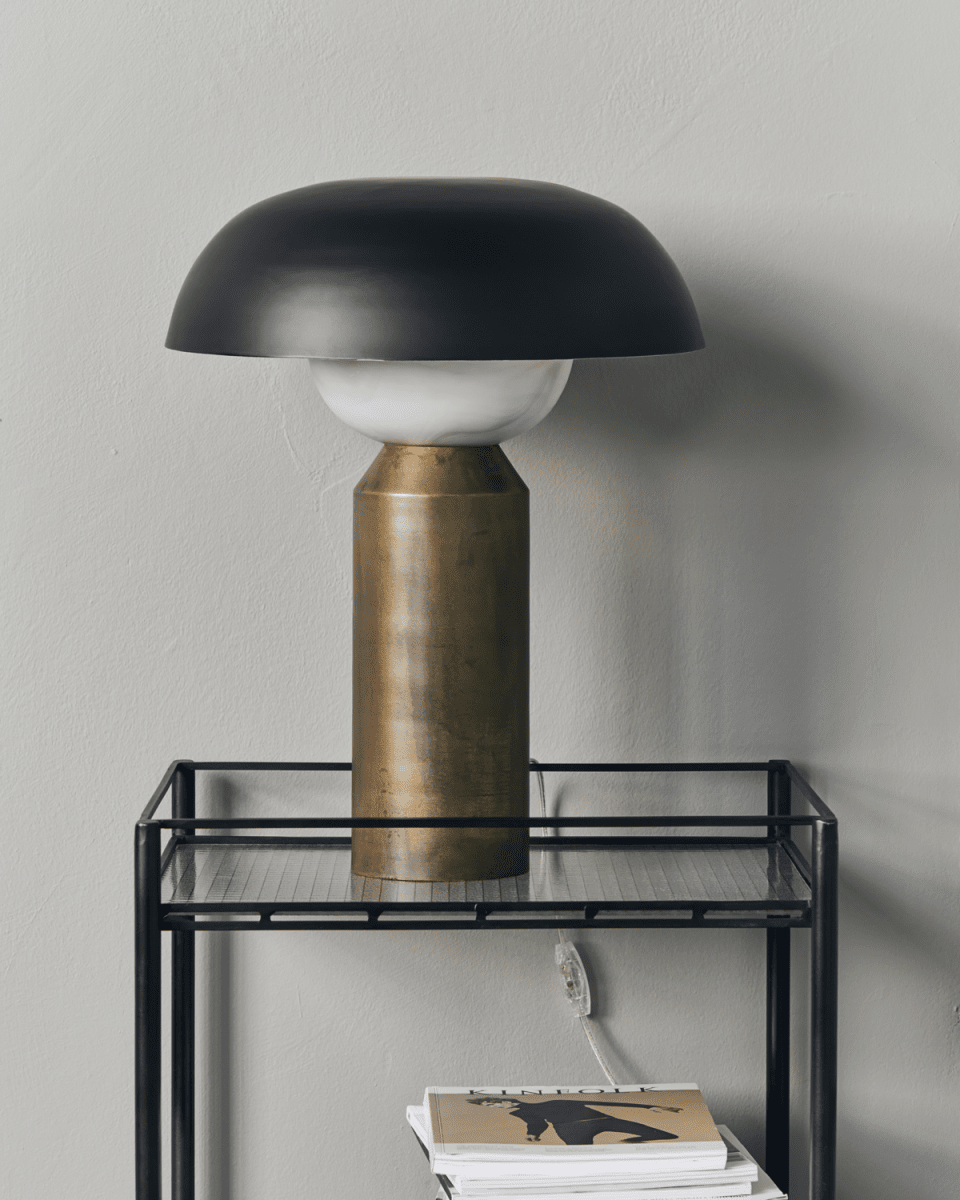 Big Fellow 55cm Antiek messing tafellamp Van House Doctor - Big Fellow van House Doctor is een tafellamp die op elegante wijze klassiek en sculpturaal design combineert.
