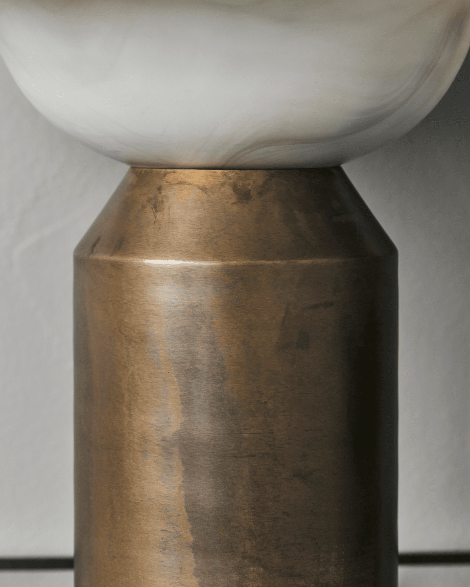 Big Fellow 55cm Antiek messing tafellamp Van House Doctor - Big Fellow van House Doctor is een tafellamp die op elegante wijze klassiek en sculpturaal design combineert.