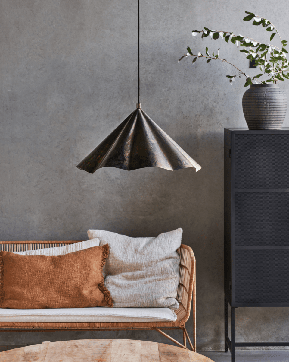 Flola Ø50 Antiek bruin hanglamp Van House Doctor - Een plafondlamp als deze is ideaal om sfeerlicht te creëren boven de eettafel en past in elk interieur dat wel een update kan gebruiken.