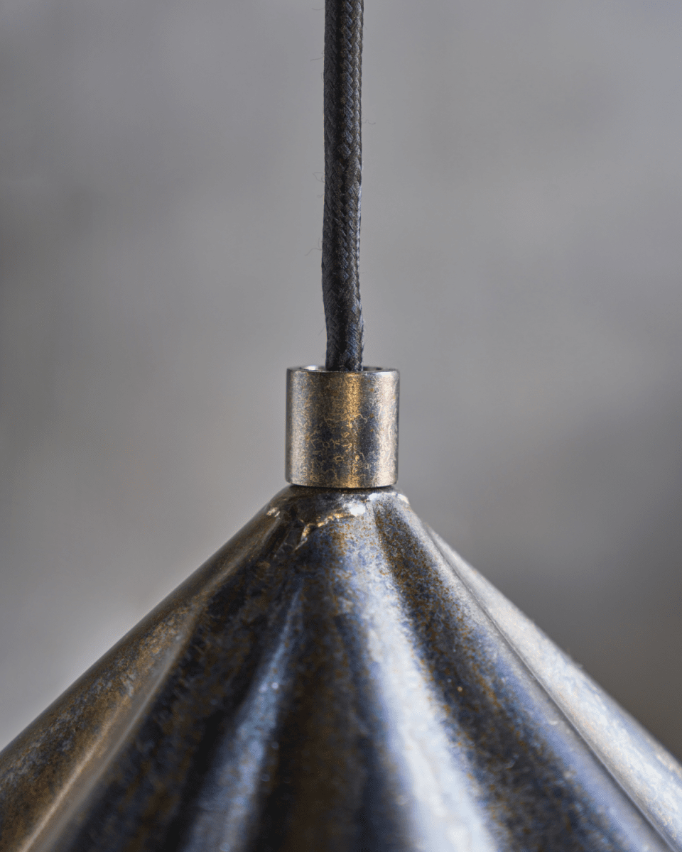 Flola Ø50 Antiek bruin hanglamp Van House Doctor - Een plafondlamp als deze is ideaal om sfeerlicht te creëren boven de eettafel en past in elk interieur dat wel een update kan gebruiken.