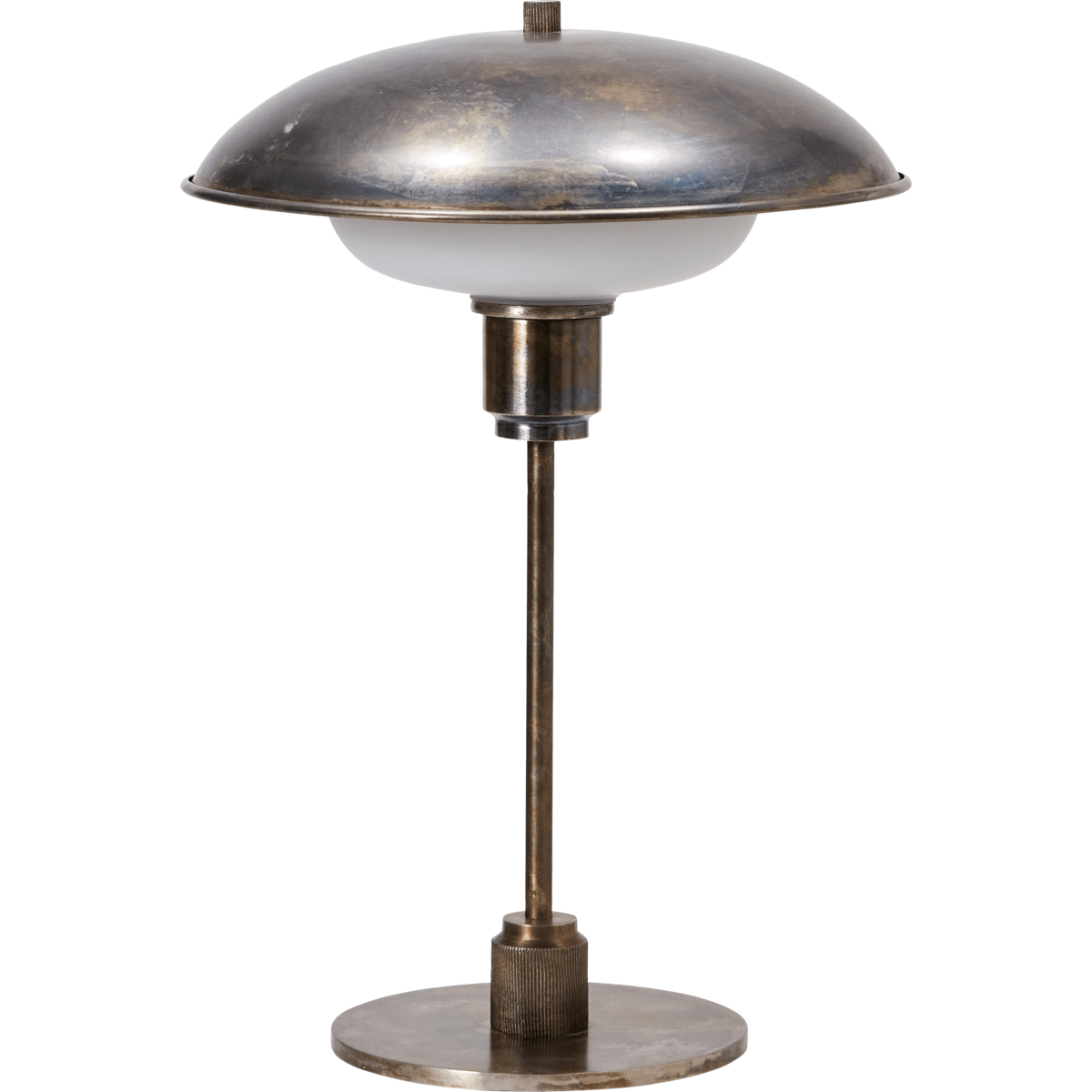 Boston 42cm Antiek bruin tafellamp Van House Doctor - Het is een moderne klassieker met een industriële touch dankzij het ijzeren materiaal en de oppervlaktebehandeling van de lampenkap en voet.