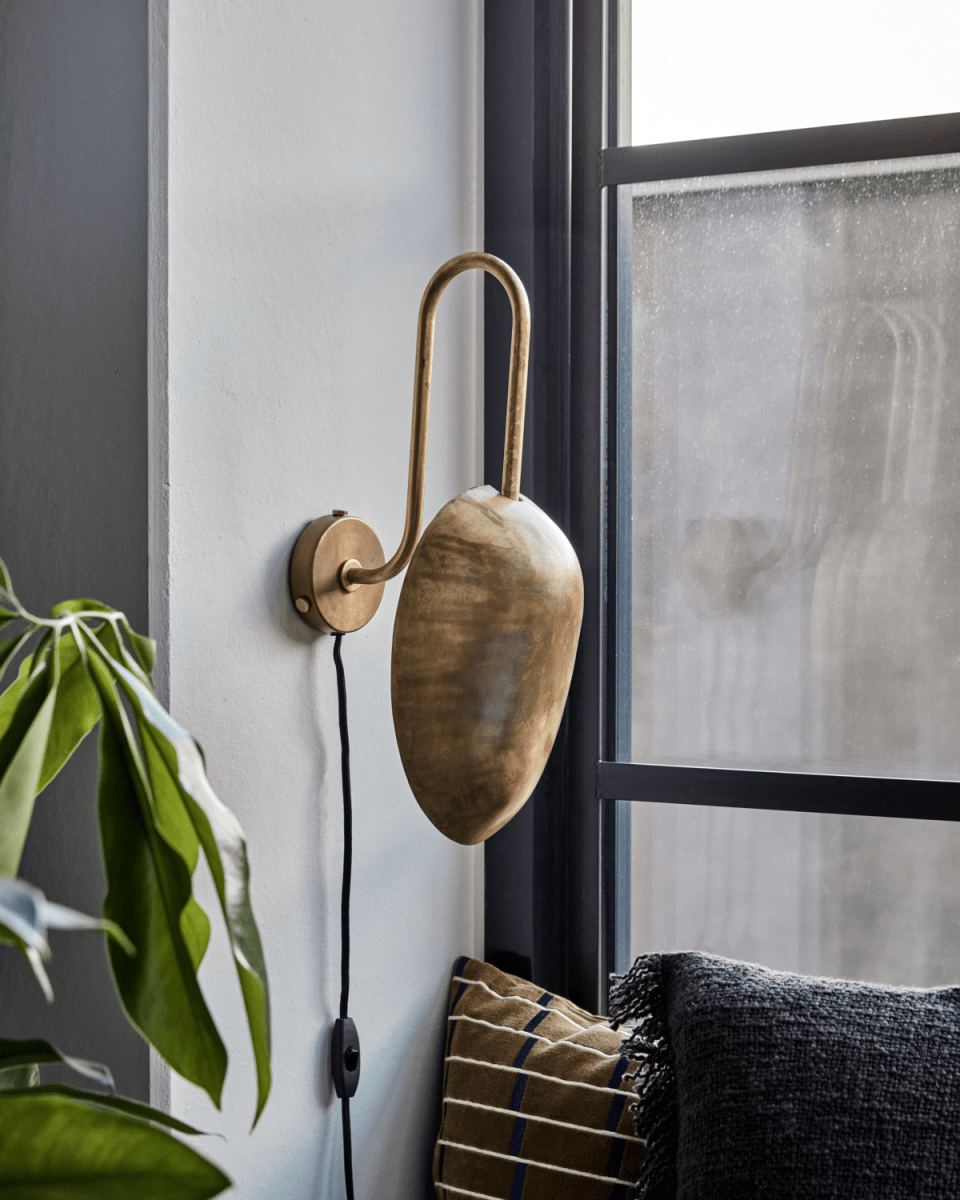 Swan 43cm Antiek messing wandlamp Van House Doctor - Verfraai uw huis met deze elegante antieke wandlamp van messing, die zowel stijl als functionaliteit biedt.