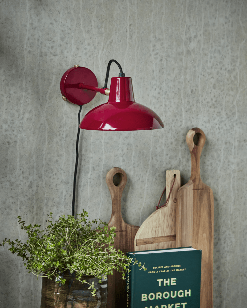 Desk Ø18 ROOD wandlamp Van House Doctor - De witte binnenkant van het scherm verbetert de lichtreflectie en creëert een warme en uitnodigende sfeer.