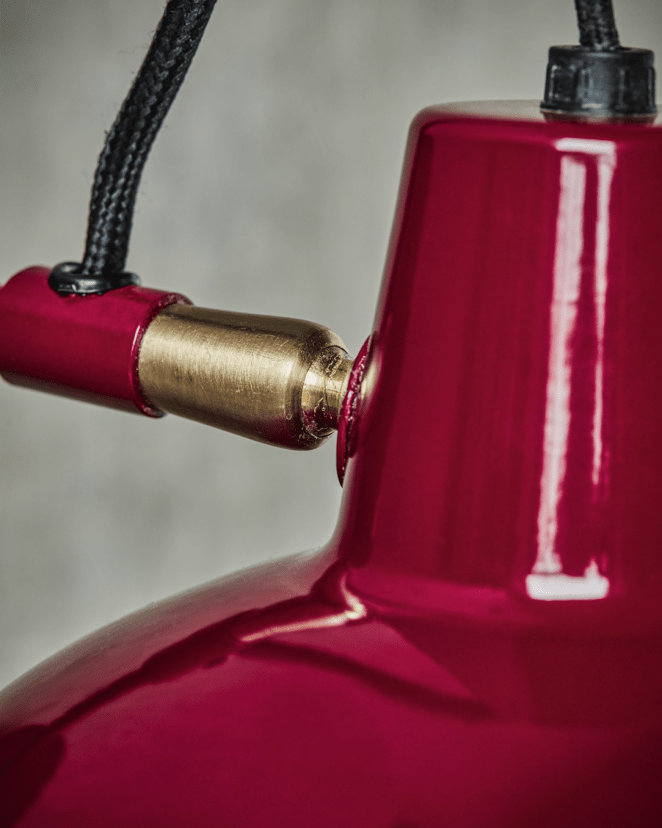 Desk Ø18 ROOD wandlamp Van House Doctor - De witte binnenkant van het scherm verbetert de lichtreflectie en creëert een warme en uitnodigende sfeer.