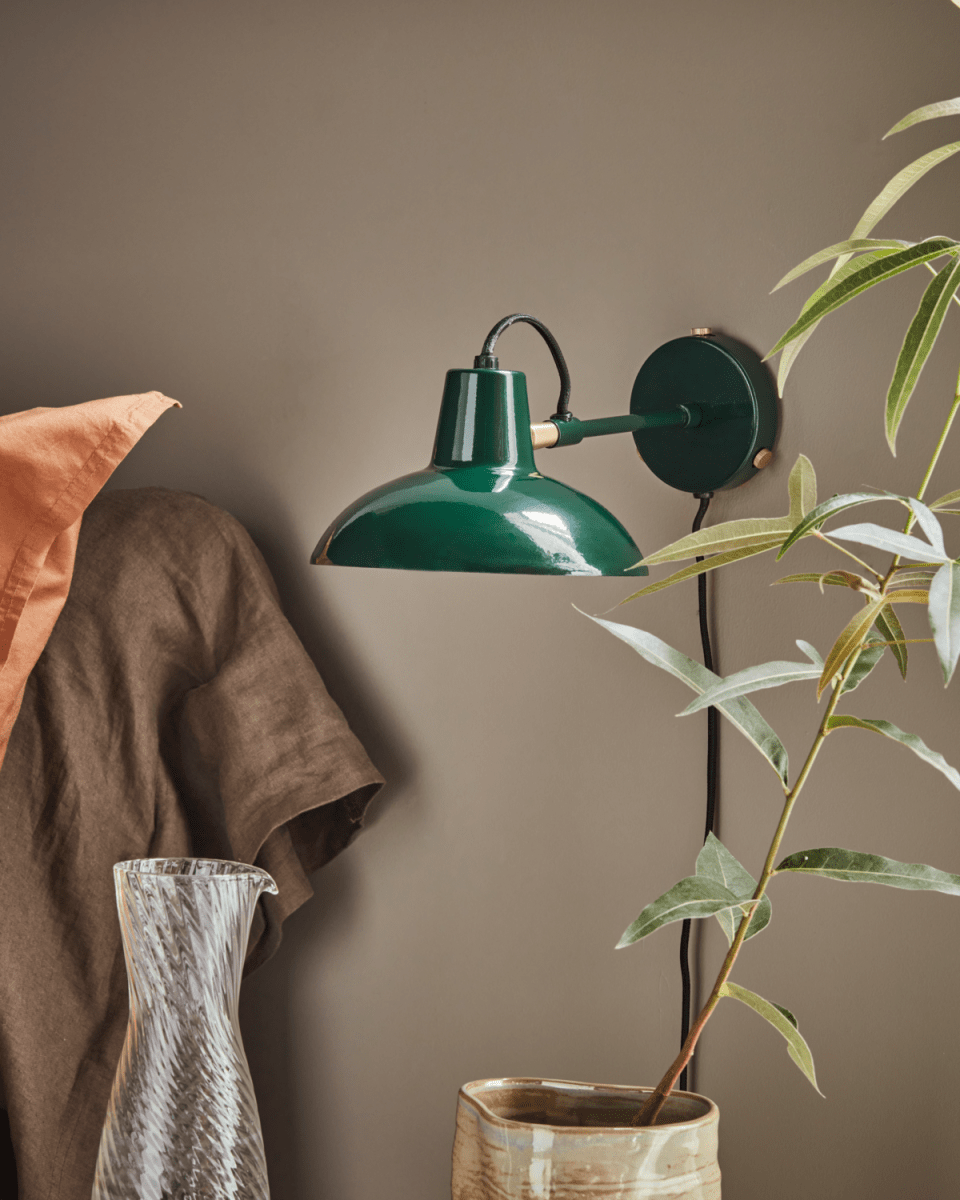 Desk Ø18 Groente wandlamp Van House Doctor - Met zijn groene emaille afwerking en klassieke bureaulampdesign heeft hij een moderne en tijdloze uitstraling.