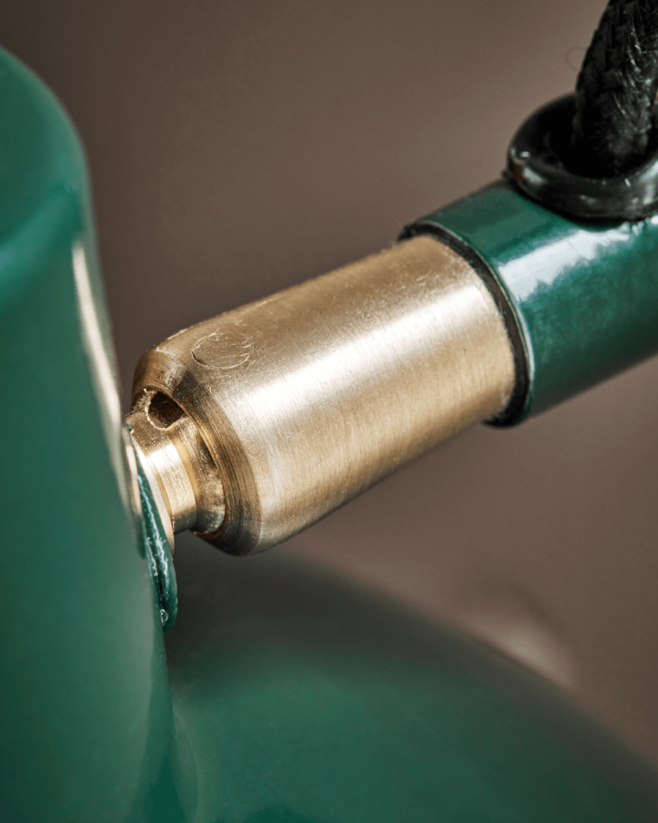 Desk Ø18 Groente wandlamp Van House Doctor - Met zijn groene emaille afwerking en klassieke bureaulampdesign heeft hij een moderne en tijdloze uitstraling.