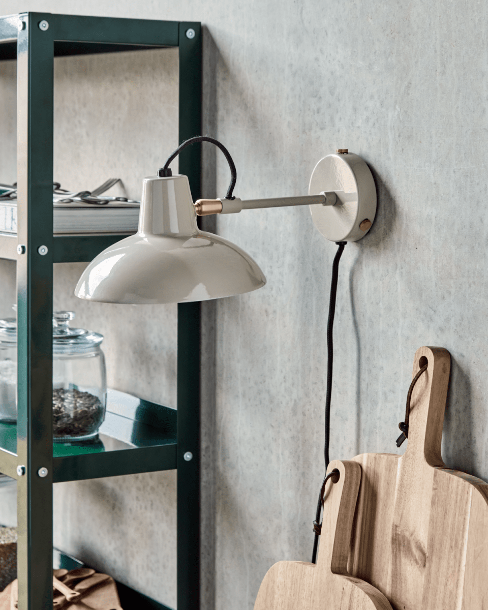Desk Ø18 Grijs wandlamp Van House Doctor - Verfraai uw huis met deze elegante wandlamp die tijdloos design combineert met een moderne, industriële esthetiek.