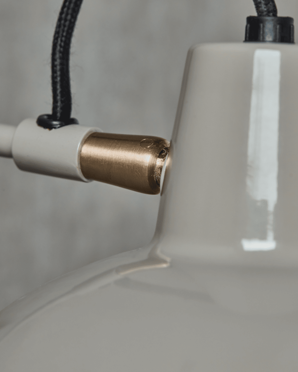 Desk Ø18 Grijs wandlamp Van House Doctor - Verfraai uw huis met deze elegante wandlamp die tijdloos design combineert met een moderne, industriële esthetiek.