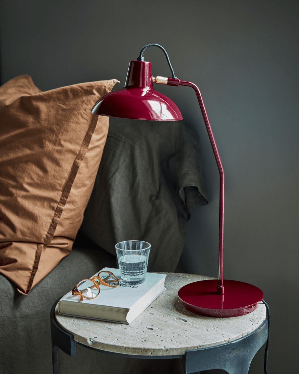 Desk 50cm ROOD bureaulamp Van House Doctor - De levendige rode emaille afwerking en het klassieke design maken het een echte blikvanger, perfect om een kleurrijk tintje aan elke kamer toe te voegen.