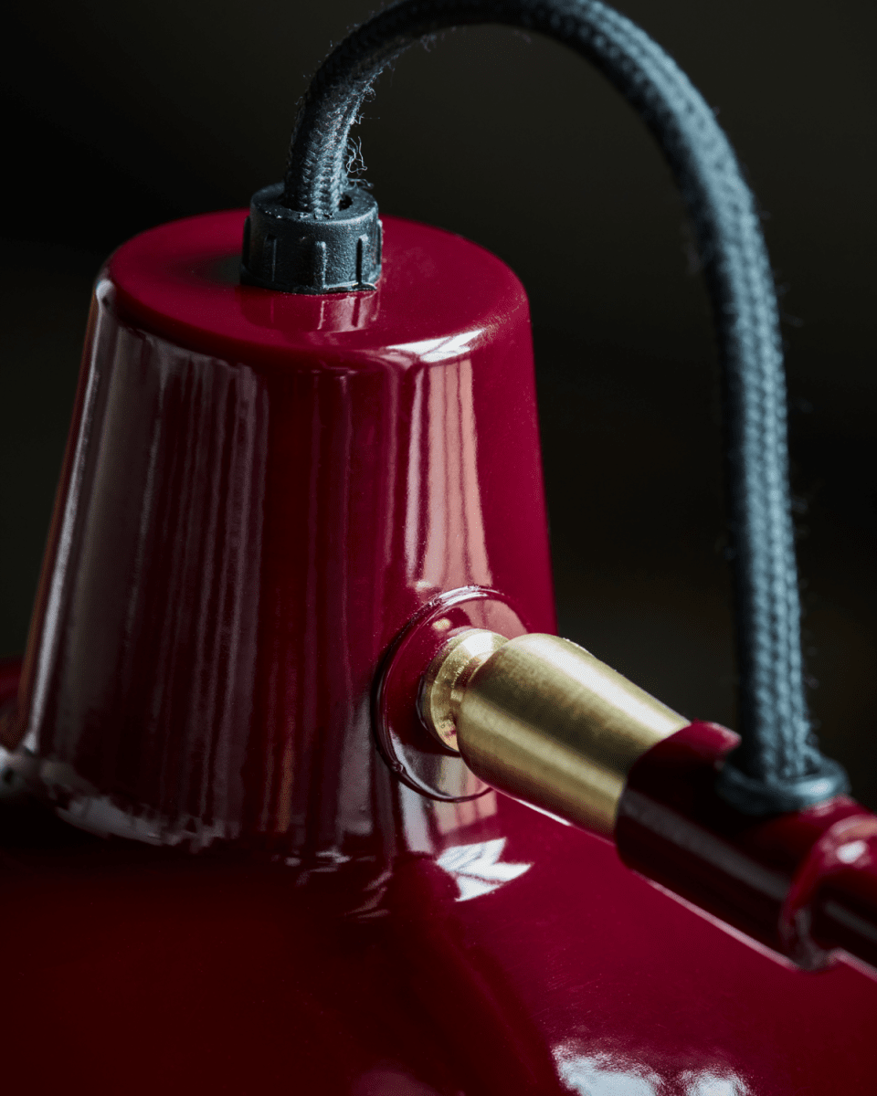 Desk 50cm ROOD bureaulamp Van House Doctor - De levendige rode emaille afwerking en het klassieke design maken het een echte blikvanger, perfect om een kleurrijk tintje aan elke kamer toe te voegen.