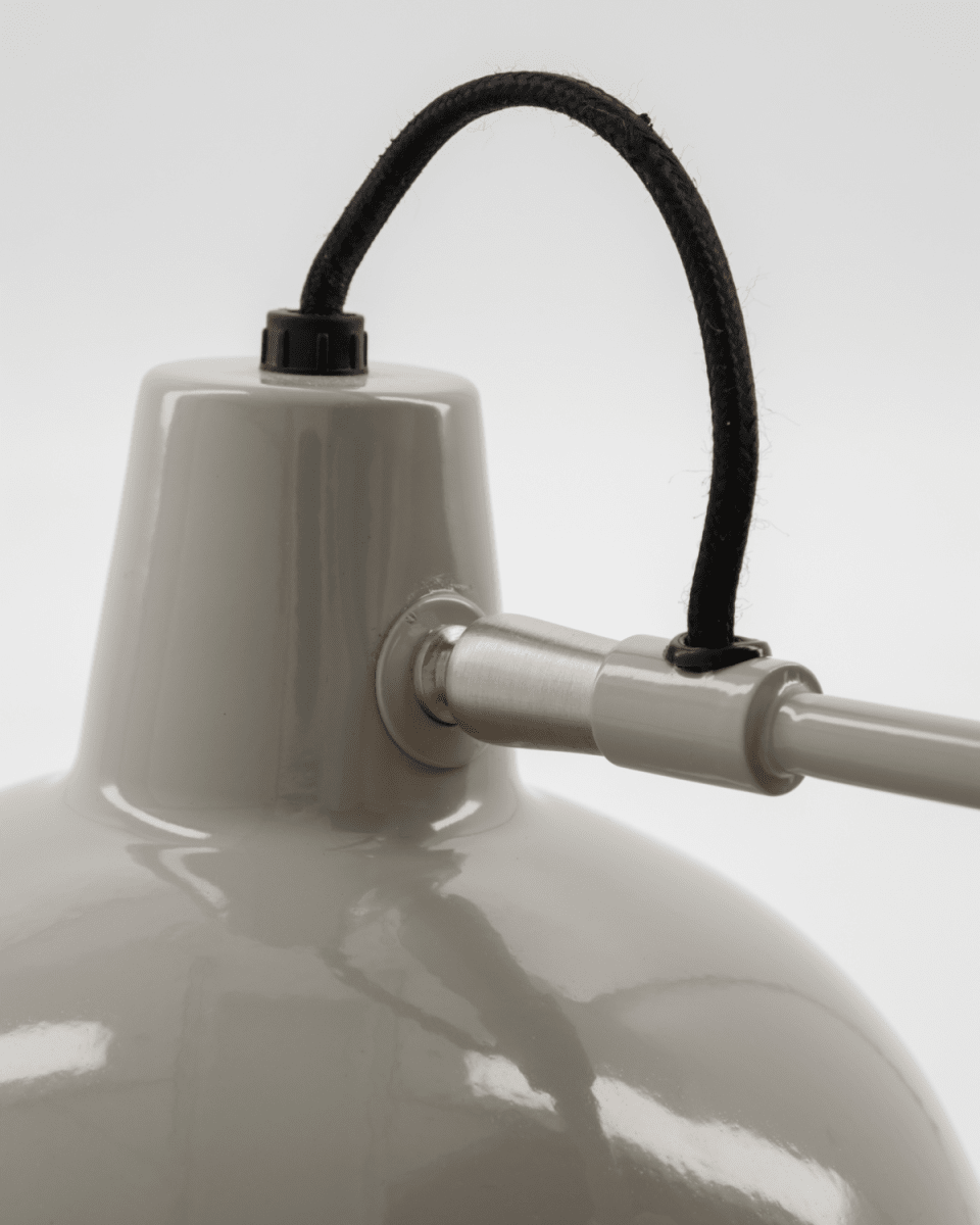 Desk 50cm Grijs bureaulamp Van House Doctor - Het is een echte aanwinst voor elke kamer.