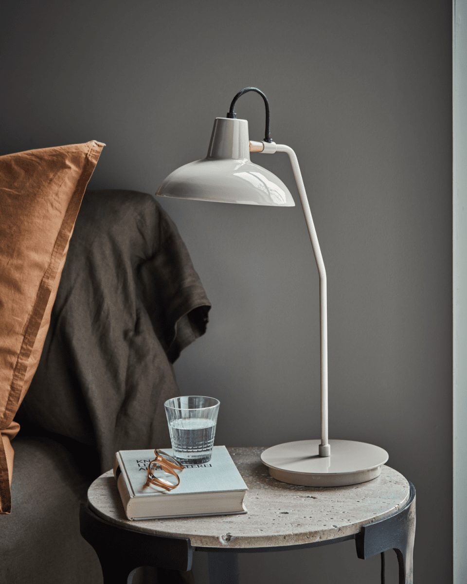 Desk 50cm Grijs bureaulamp Van House Doctor - Het is een echte aanwinst voor elke kamer.