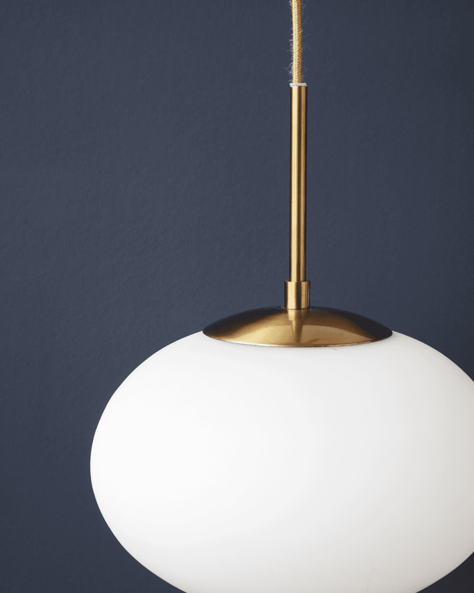 Opal Ø30 Messing hanglamp Van House Doctor - Plaats hem in de hal, boven de eettafel of in de woonkamer en creëer een prachtige en unieke gloed in het interieur.
