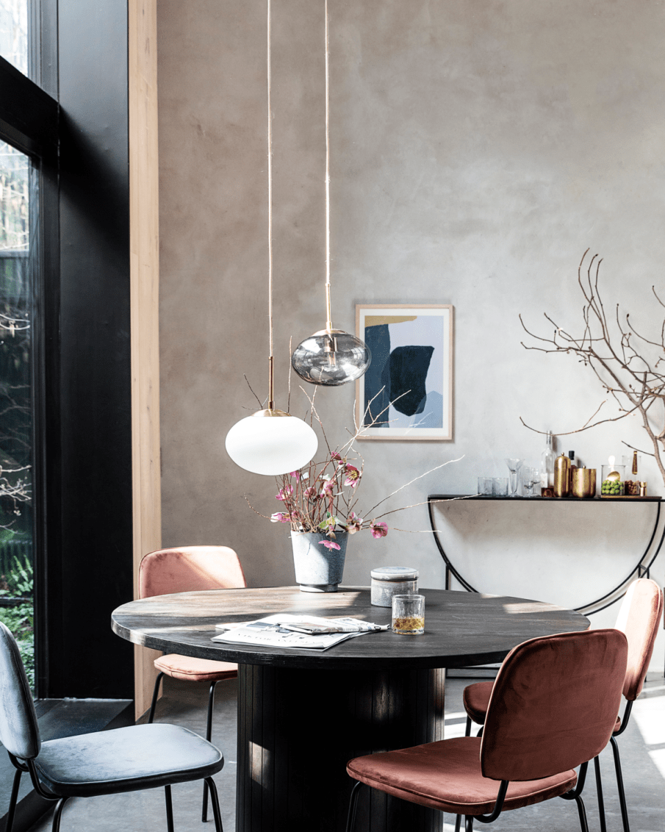 Opal Ø22 Messing hanglamp Van House Doctor - Opal heeft een wit glazen scherm en een messingkleurige ophanging.
