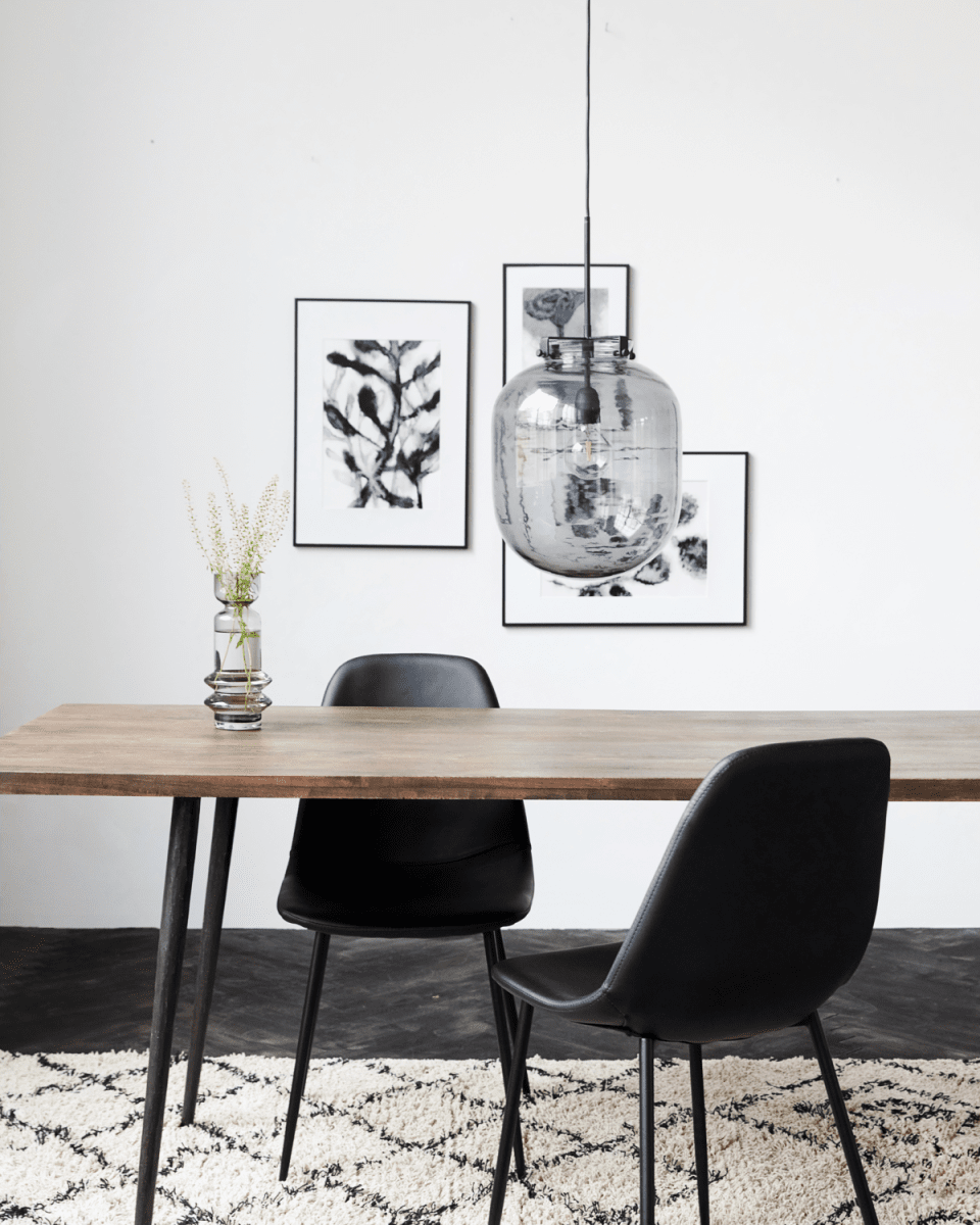 Ball Ø30 Zwart hanglamp Van House Doctor - De lamp heeft een prachtig en organisch design dat een heldere en vrouwelijke uitstraling geeft.