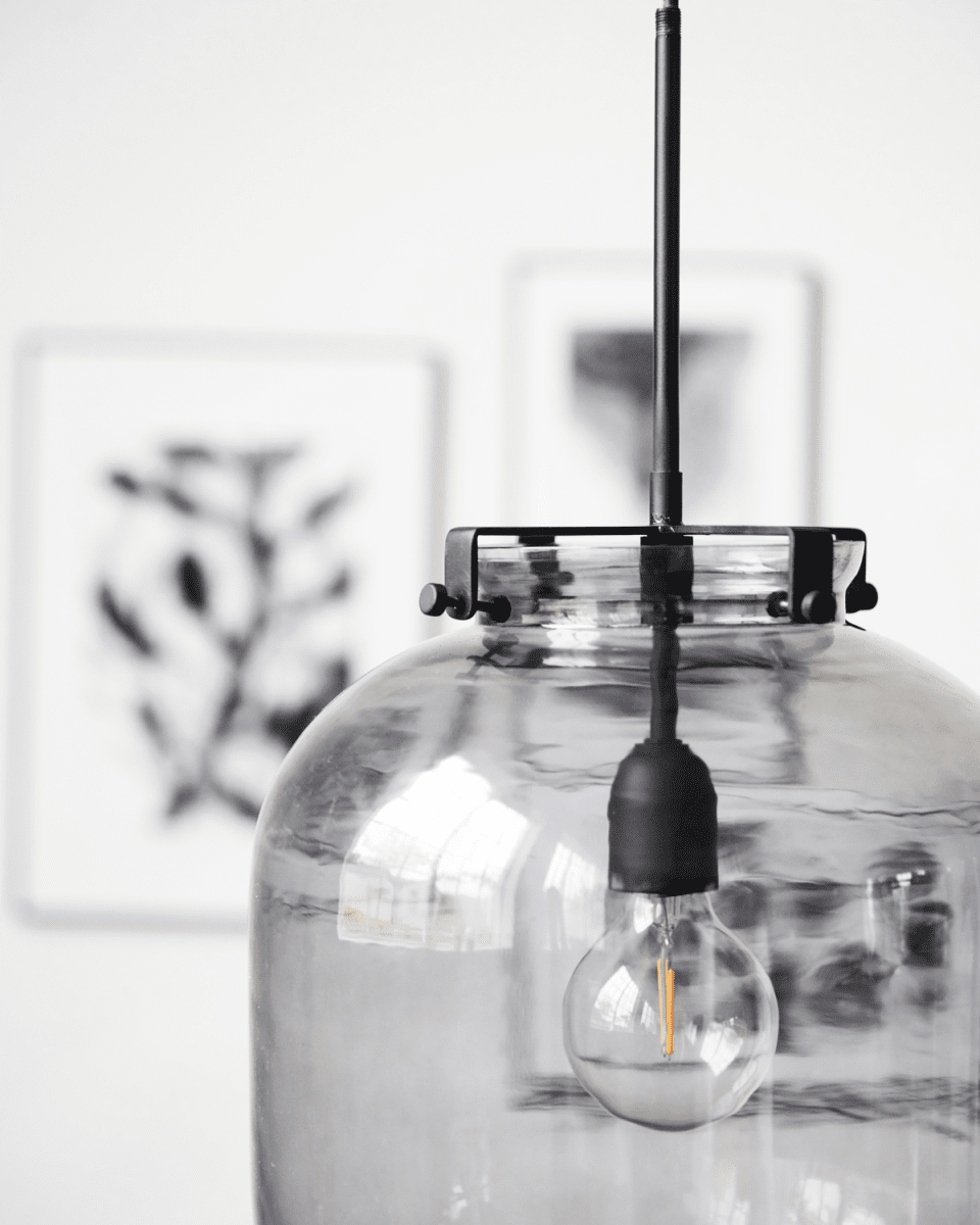 Ball Ø30 Zwart hanglamp Van House Doctor - De lamp heeft een prachtig en organisch design dat een heldere en vrouwelijke uitstraling geeft.