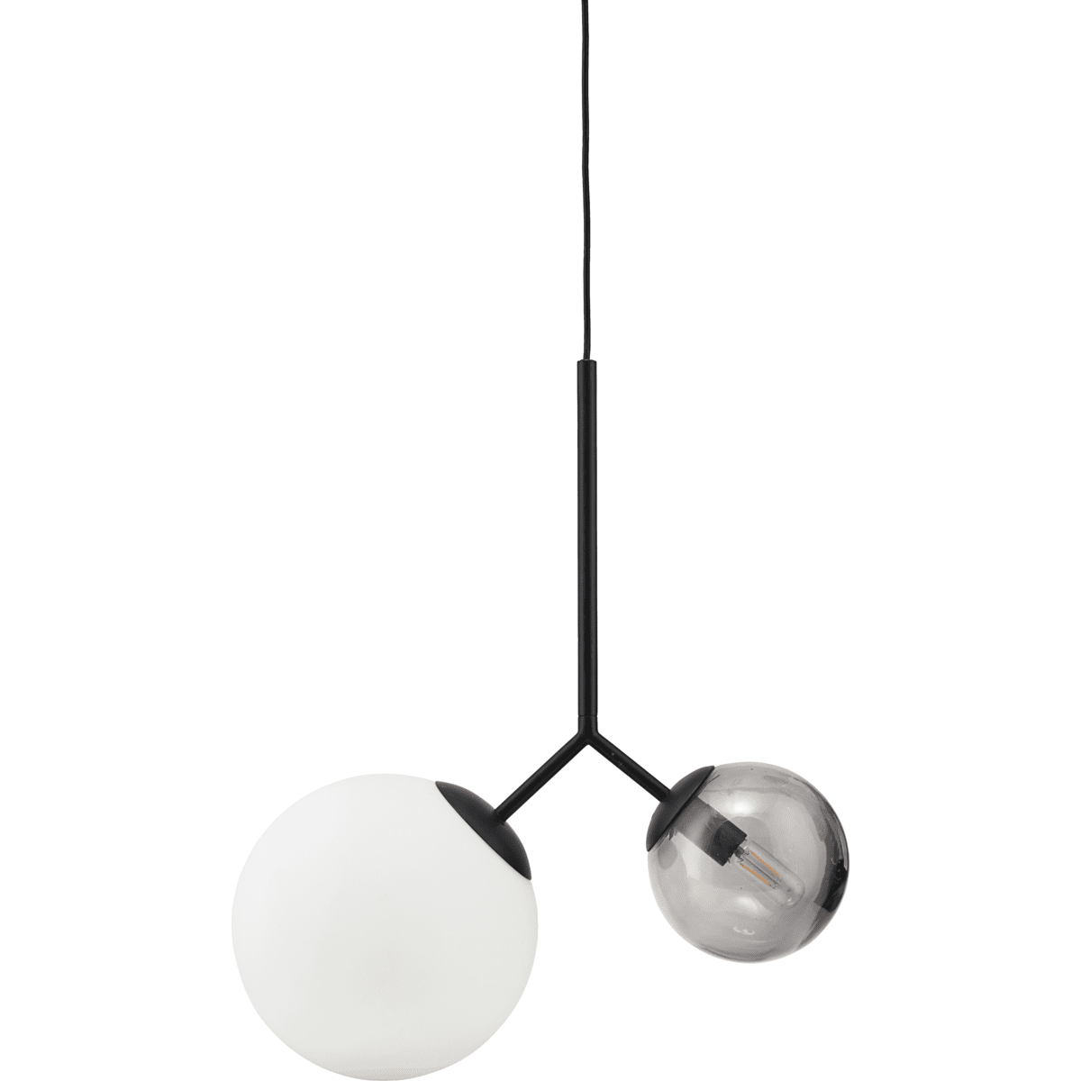 Twice 70cm Zwart hanglamp Van House Doctor - Zoals de naam al doet vermoeden, heeft de lamp twee knikkers: &eacute;&eacute;n van rookgrijs glas en de andere van wit glas.