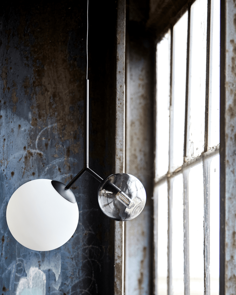 Twice 70cm Zwart hanglamp Van House Doctor - Zoals de naam al doet vermoeden, heeft de lamp twee knikkers: &eacute;&eacute;n van rookgrijs glas en de andere van wit glas.