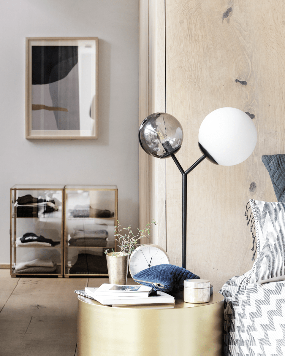 Twice 62cm Zwart tafellamp Van House Doctor - De voet is gemaakt van zwart ijzer en de combinatie van de twee materialen zorgt voor een ruwe, mannelijke en decoratieve lamp.