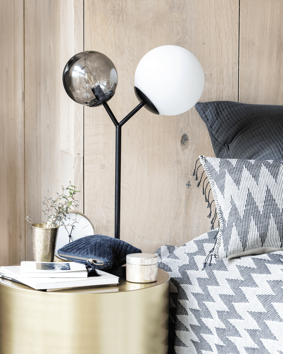 Twice 62cm Zwart tafellamp Van House Doctor - De voet is gemaakt van zwart ijzer en de combinatie van de twee materialen zorgt voor een ruwe, mannelijke en decoratieve lamp.