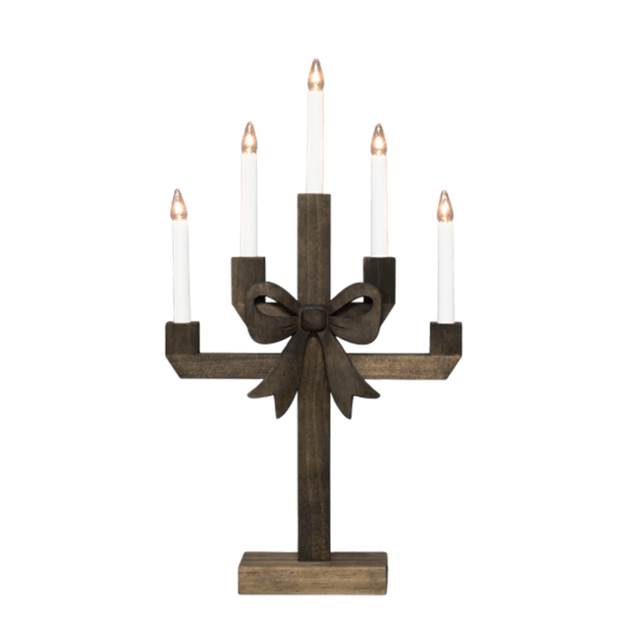 Kerstin Bruine vlek Van Pixie Design - Kerstin is een decoratieve kandelaar van hout met een donkerbruine beits, versierd met een grote strik die hem een charmante en speelse uitstraling geeft.