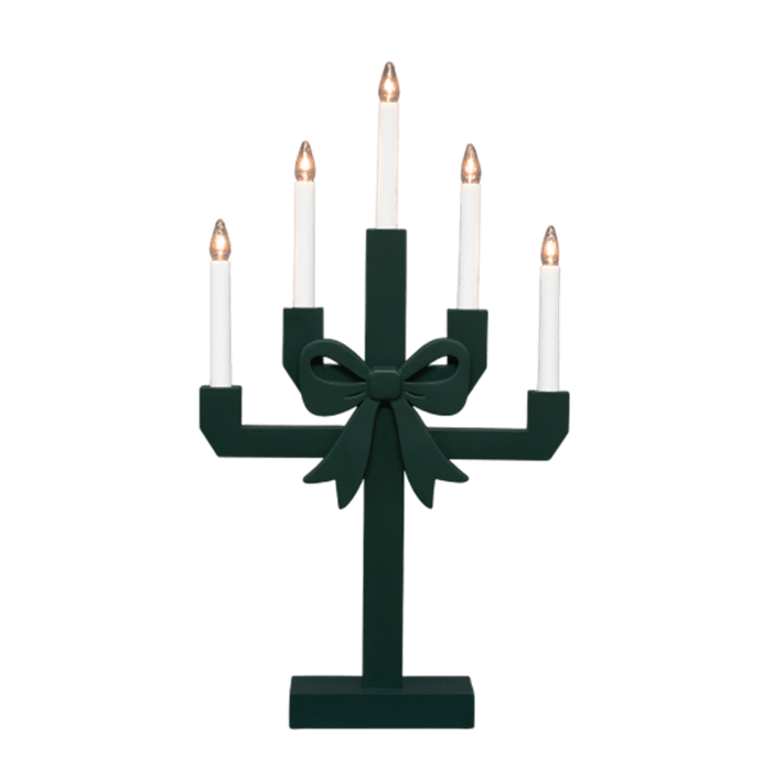 Kerstin Donkergroen Van Pixie Design - Kerstin is een decoratieve houten kandelaar, donkergroen geverfd en versierd met een grote strik die hem een charmante en speelse uitstraling geeft.