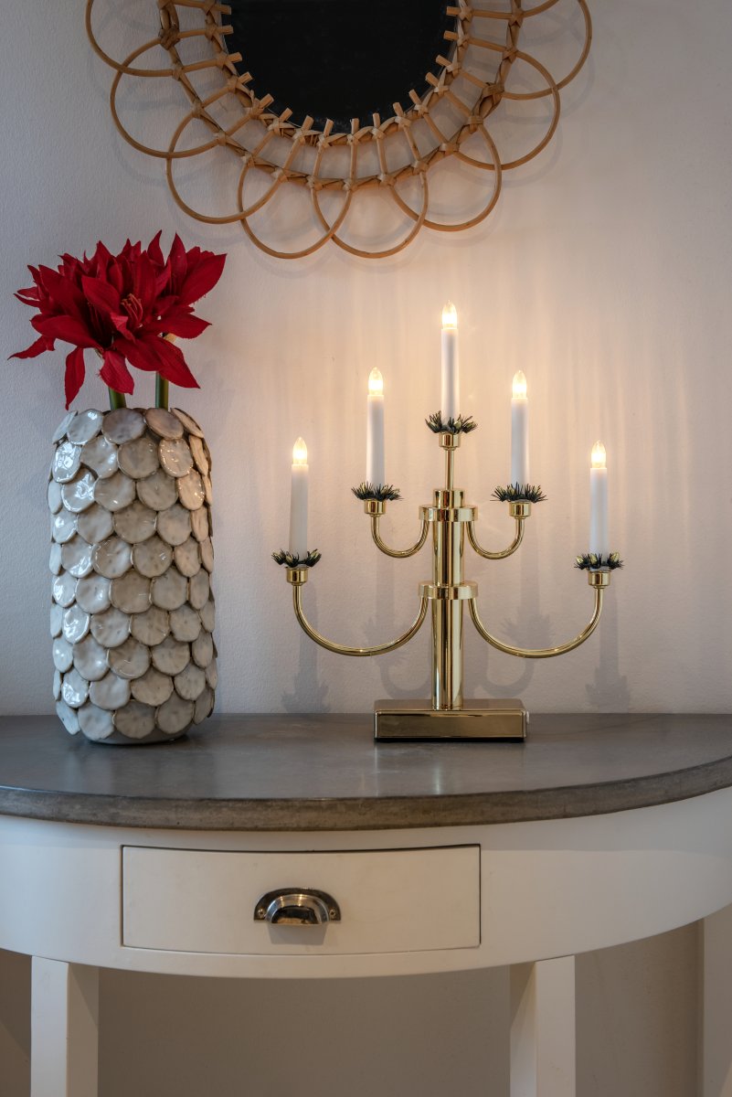 Candelabra 5 Lights Messing Van Konstsmide - Perfect om een gezellige en uitnodigende sfeer te cre&euml;ren tijdens de advent en kerst.