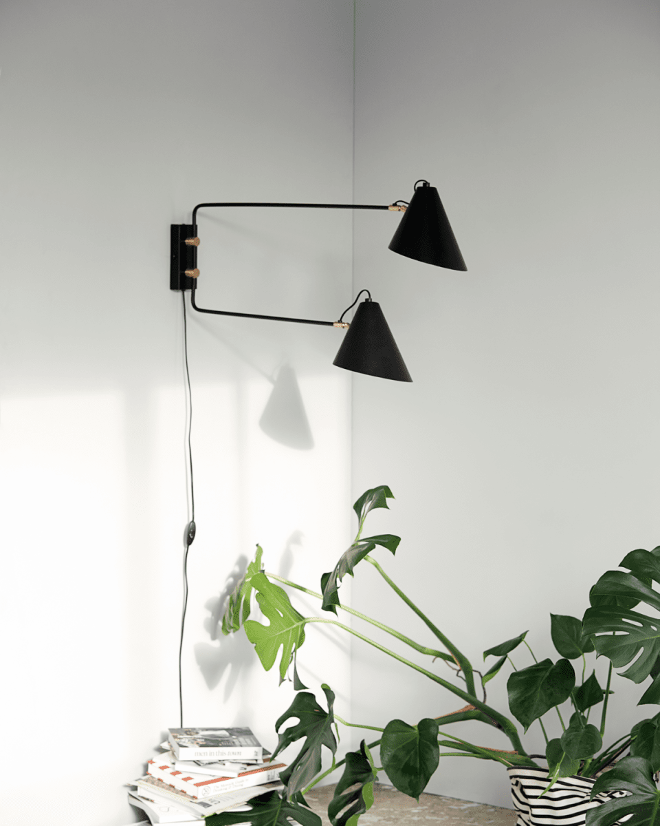 Club Double 80cm Zwart wandlamp Van House Doctor - De combinatie van zwart ijzer en goudkleurig messing geeft het ontwerp bovendien een warme uitstraling.