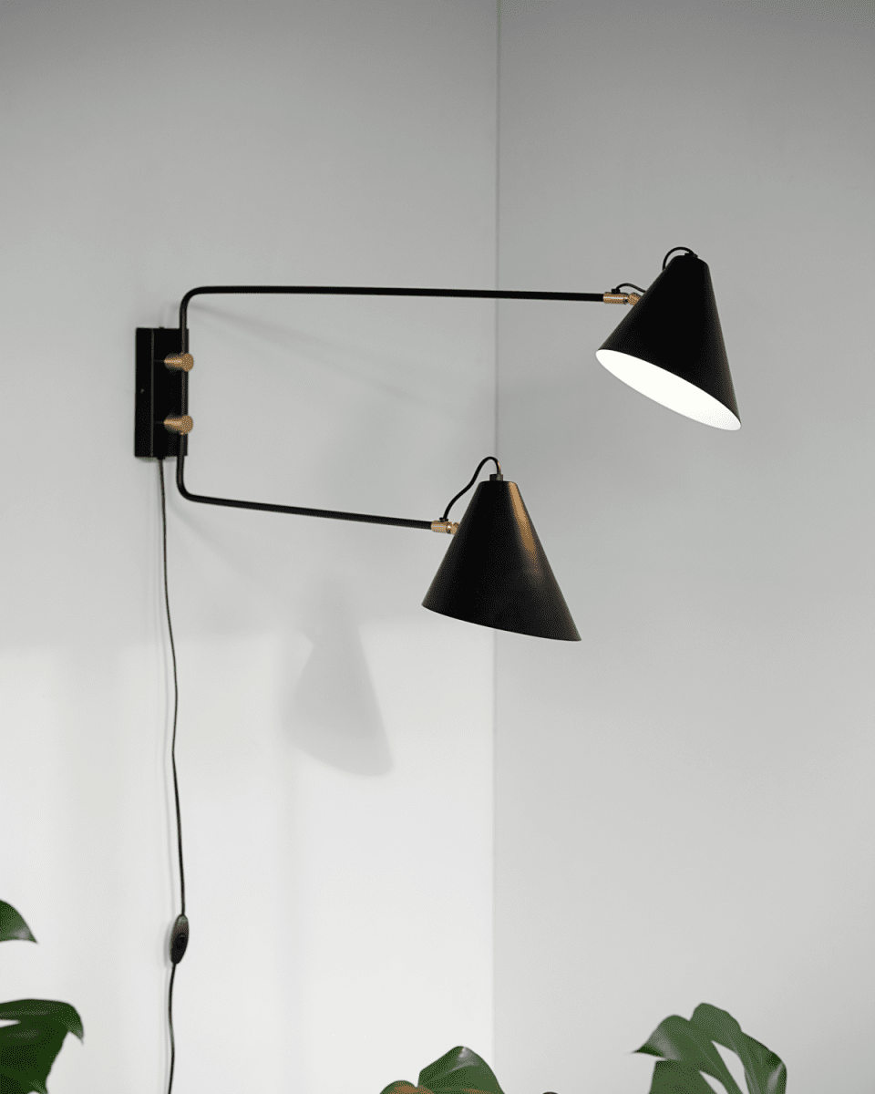 Club Double 80cm Zwart wandlamp Van House Doctor - De combinatie van zwart ijzer en goudkleurig messing geeft het ontwerp bovendien een warme uitstraling.
