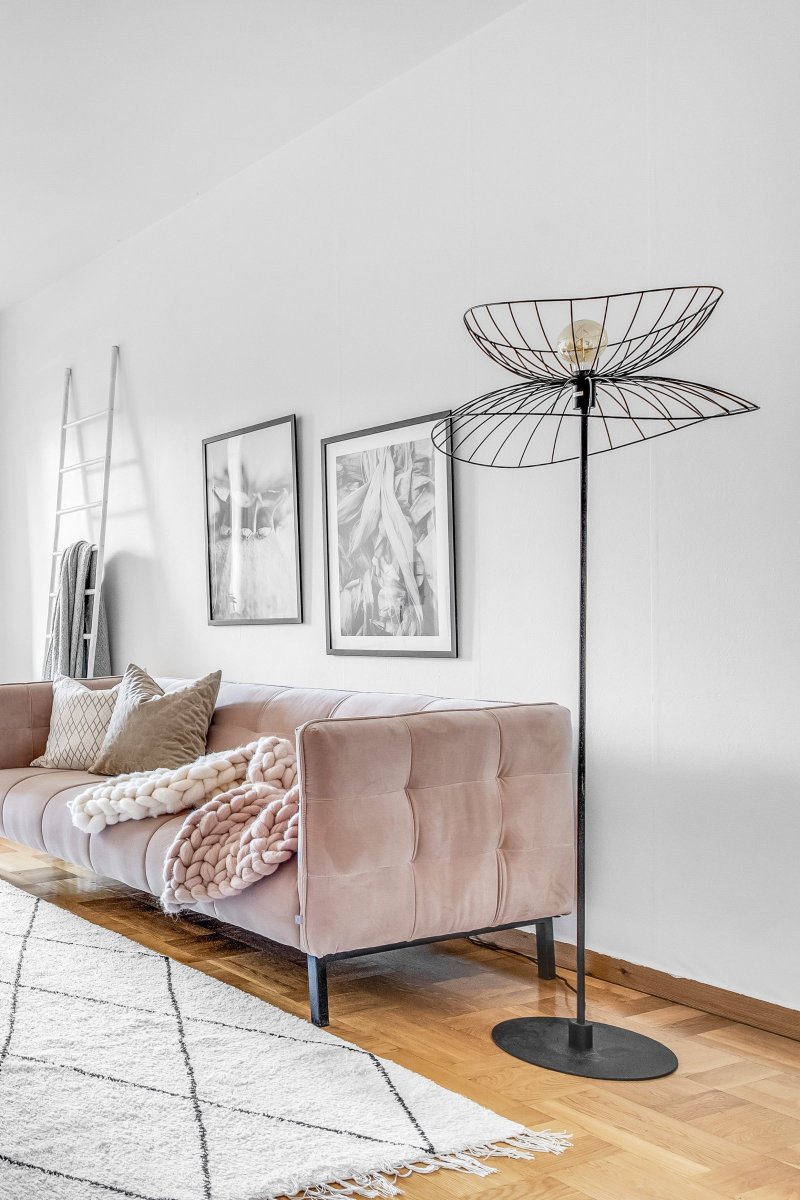 Ray Zwart vloerlamp Van Globen Lighting - De stijlvolle en grafische Ray is een serie waarbij de schermen op vier verschillende manieren gecombineerd kunnen worden, dit is de staande lamp uit deze serie.