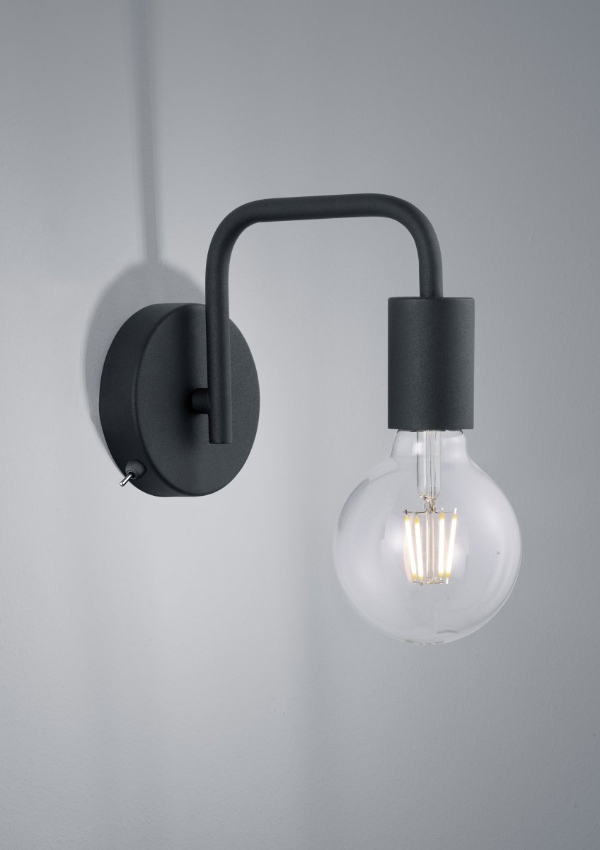 Diallo 20cm Zwart wandlamp Van Trio Lighting - Combineer de zwarte wandlamp gerust met een rook- of amberkleurige lichtbron voor een verfijnde look.