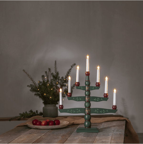 Tradition Groente Van Star Trading - Traditionele houten kandelaar in groen met decoratieve details.