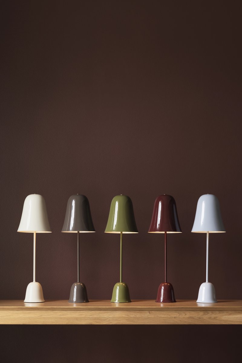 Blåklockan 50cm Bruin tafellamp Van Globen Lighting - Het ontwerp is geïnspireerd op de nationale bloem van Zweden, met een zacht klokvormige kap en een slanke voet die doet denken aan de dunne steel van de blauwe klok.