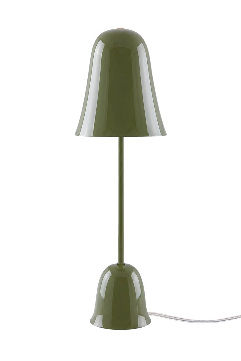 Blåklockan 50cm Olijfgroen tafellamp Van Globen Lighting - Het ontwerp is ge&iuml;nspireerd op de nationale bloem van Zweden, met een zacht klokvormige kap en een slanke voet die doet denken aan de slanke steel van de blauwe klok.