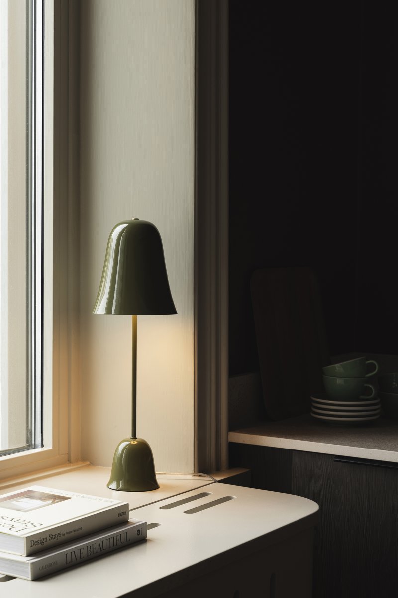 Blåklockan 50cm Olijfgroen tafellamp Van Globen Lighting - Het ontwerp is ge&iuml;nspireerd op de nationale bloem van Zweden, met een zacht klokvormige kap en een slanke voet die doet denken aan de slanke steel van de blauwe klok.