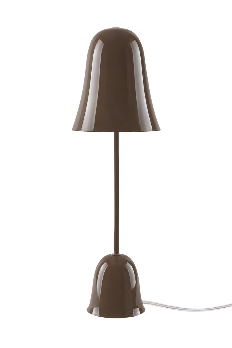 Blåklockan 50cm Bruin tafellamp Van Globen Lighting - Het ontwerp is geïnspireerd op de nationale bloem van Zweden, met een zacht klokvormige kap en een slanke voet die doet denken aan de dunne steel van de blauwe klok.