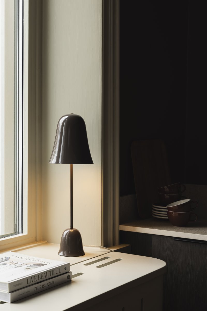 Blåklockan 50cm Bruin tafellamp Van Globen Lighting - Het ontwerp is geïnspireerd op de nationale bloem van Zweden, met een zacht klokvormige kap en een slanke voet die doet denken aan de dunne steel van de blauwe klok.