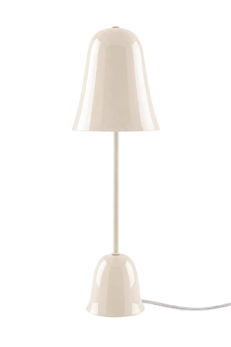 Blåklockan 50cm Wit tafellamp Van Globen Lighting - Het ontwerp is geïnspireerd op de nationale bloem van Zweden, de blauwe klok, met een zacht klokvormige kap en een slanke voet die doet denken aan de dunne steel van de blauwe klok.