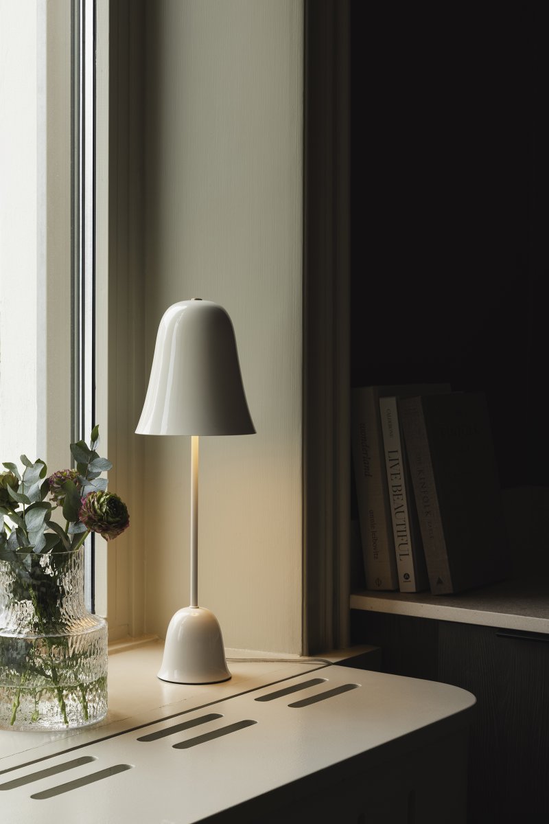 Blåklockan 50cm Wit tafellamp Van Globen Lighting - Het ontwerp is geïnspireerd op de nationale bloem van Zweden, de blauwe klok, met een zacht klokvormige kap en een slanke voet die doet denken aan de dunne steel van de blauwe klok.