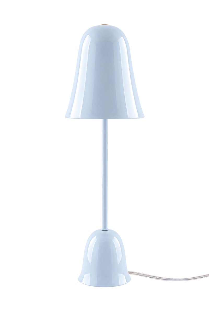 Blåklockan 50cm Lichtblauw tafellamp Van Globen Lighting - Het ontwerp is geïnspireerd op de nationale bloem van Zweden, met een zacht klokvormige kap en een slanke voet die doet denken aan de slanke steel van de blauwe klok.