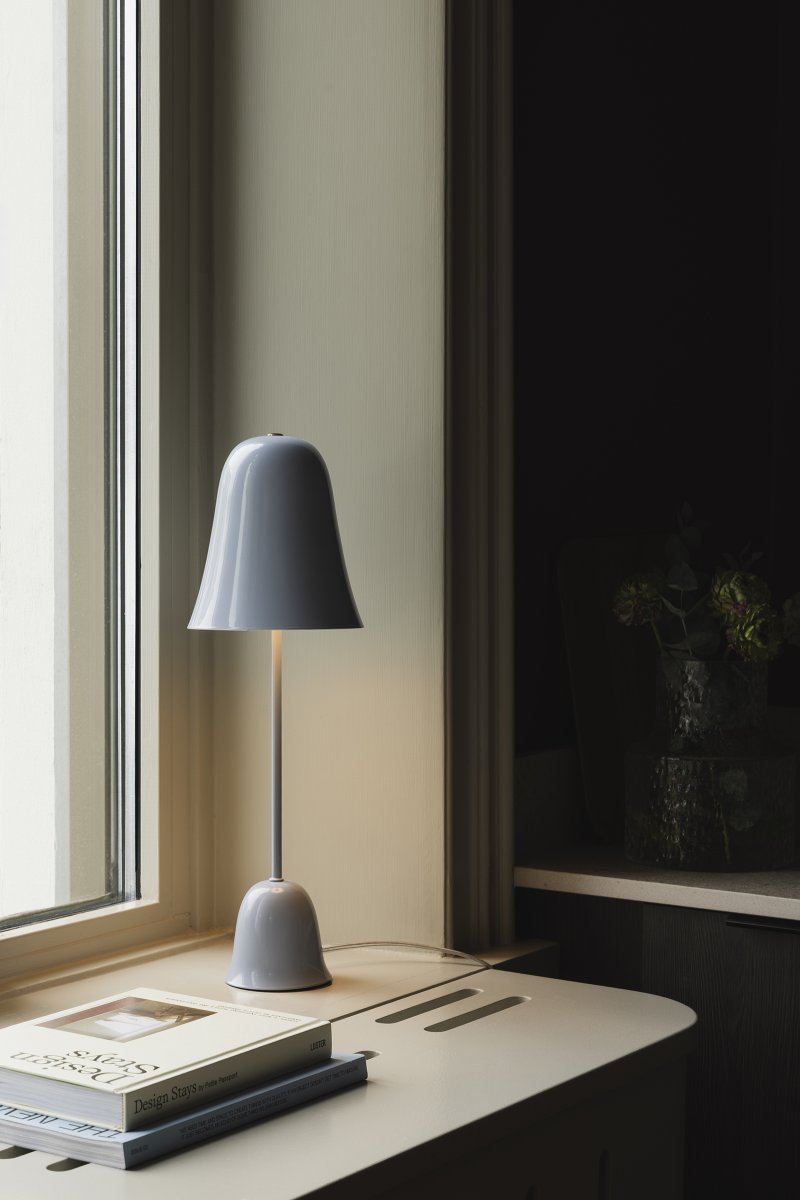 Blåklockan 50cm Lichtblauw tafellamp Van Globen Lighting - Het ontwerp is geïnspireerd op de nationale bloem van Zweden, met een zacht klokvormige kap en een slanke voet die doet denken aan de slanke steel van de blauwe klok.