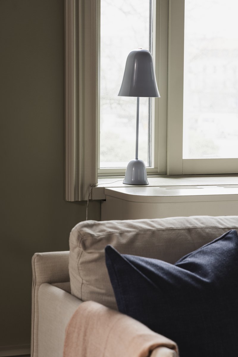 Blåklockan 50cm Lichtblauw tafellamp Van Globen Lighting - Het ontwerp is geïnspireerd op de nationale bloem van Zweden, met een zacht klokvormige kap en een slanke voet die doet denken aan de slanke steel van de blauwe klok.