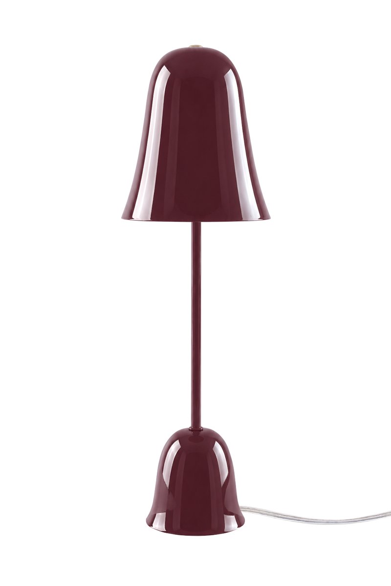 Blåklockan 50cm Bourgogne tafellamp Van Globen Lighting - Het ontwerp is geïnspireerd op de nationale bloem van Zweden, de blauwe klokjesbloem, met een zacht klokvormige kap en een slanke voet die doet denken aan de dunne steel van de blauwe klokjesbloem.