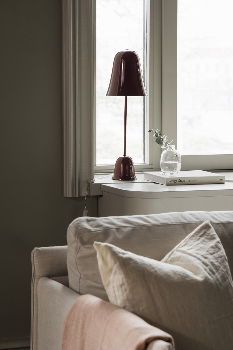 Blåklockan 50cm Bourgogne tafellamp Van Globen Lighting - Het ontwerp is geïnspireerd op de nationale bloem van Zweden, de blauwe klokjesbloem, met een zacht klokvormige kap en een slanke voet die doet denken aan de dunne steel van de blauwe klokjesbloem.